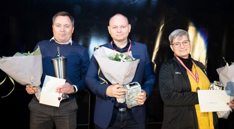Hvem får de 3 fornemme priser i år? Det afsløres torsdag 8. februar på Idrættens Dag i Royal Stage. Her er de 3, som modtog priserne sidste år: Træner Nicolaj R. Sørensen modtog Idrætsprisen på vegne af løberen Axel Vang Christensen, FIF Hillerød Atletik, formand Thomas Hjermind Jensen, HGI Bordtennis, fik Idrætslederprisen, og gymnastikinstruktør Louise Broby Petersen, Uvelse IF, som fik Trænerprisen (Foto: Erling Madsen).
