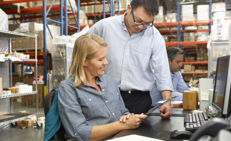 Kvinde og mand på et lager